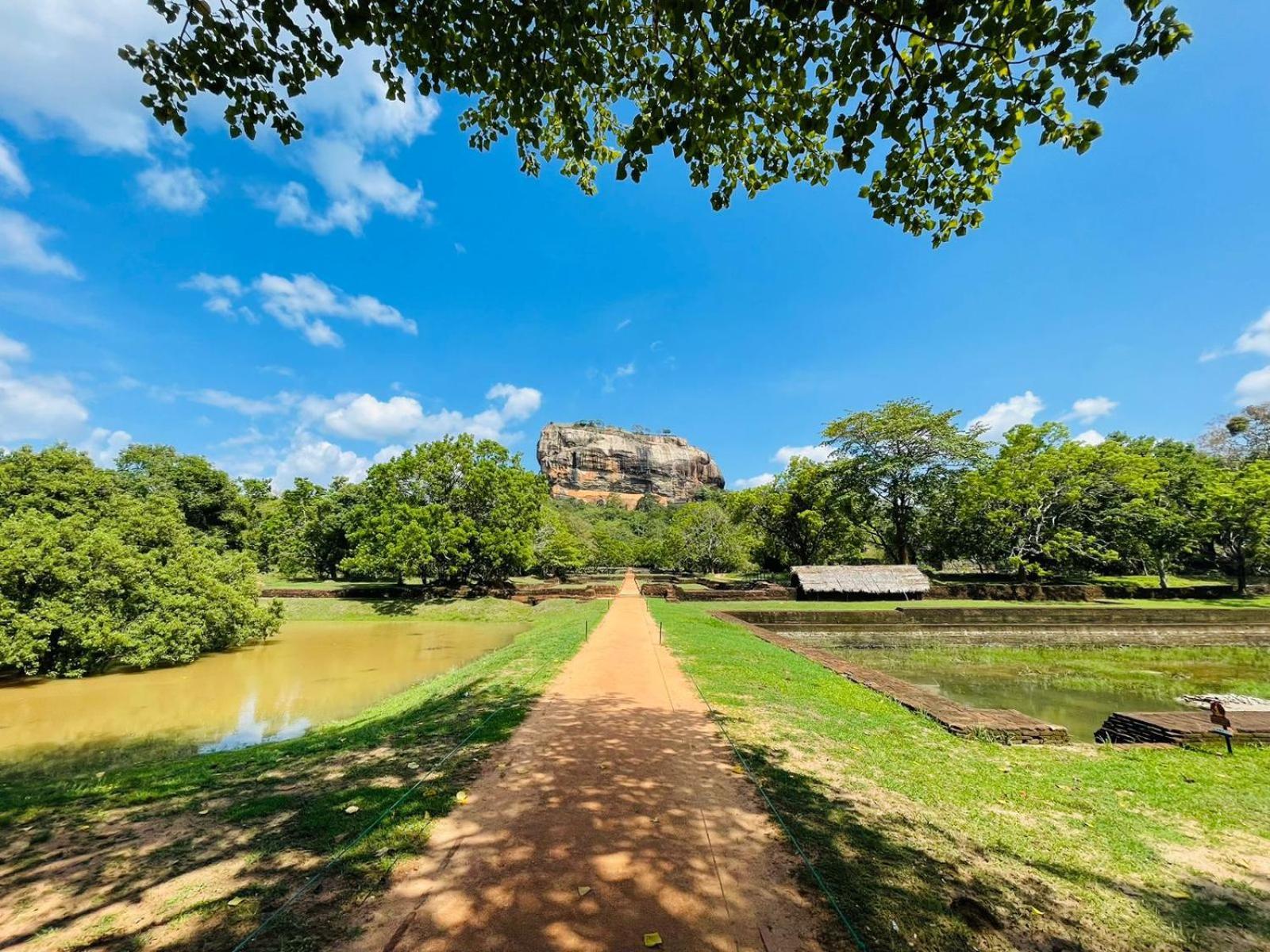 Birdwing Sigiriya Hotel Buitenkant foto